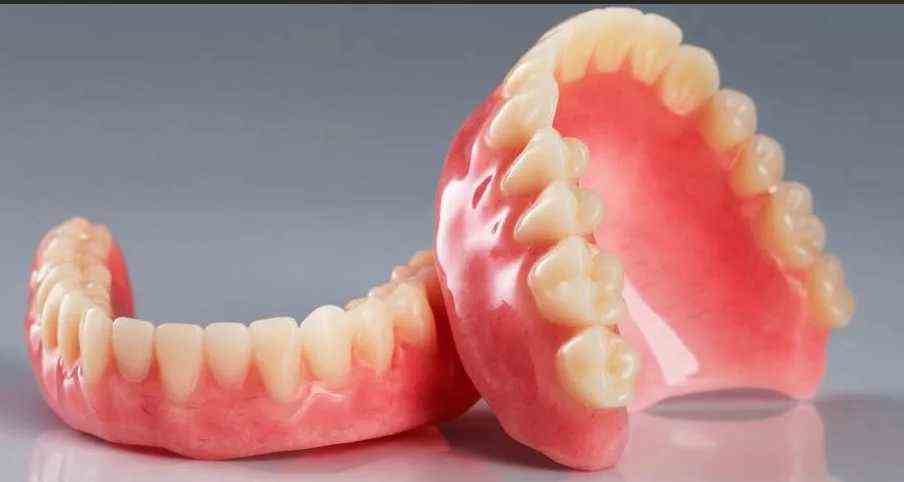 Акриловый зубной протез в Омске по доступной цене качественно и в срок
