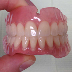 Полный съемный зубной протез в Омске по доступной цене качественно и в срок